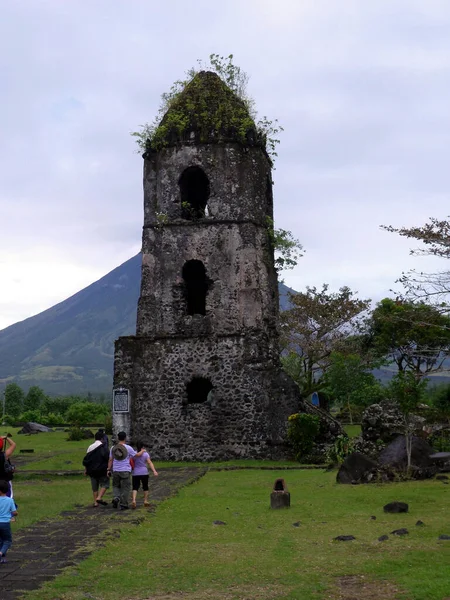 Oude Klokkentoren Cagsawa Voor Vulkaan Mayon Filippijnen Januari 2012 — Stockfoto