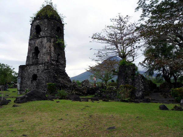 Gamla Klocktornet Cagsawa Framför Vulkanen Mayon Filippinerna Januari 2012 — Stockfoto