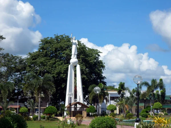 2012年1月21日在菲律宾莱特市一个绿色公园的雕塑 — 图库照片