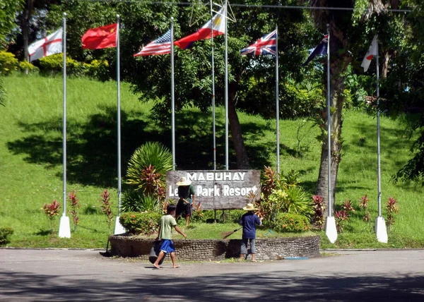 Zászlókat Lobogtatva Egy Árbocon Egy Zöld Parkban Tacloban Fülöp Szigeteken — Stock Fotó