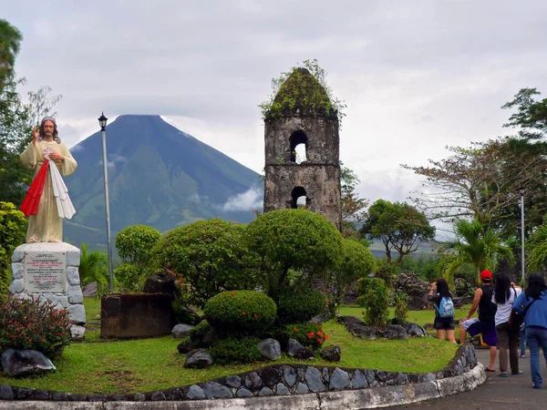 2012年1月18日 位于菲律宾拉贾兹皮附近卡格萨瓦遗址的马永山前的古老钟楼 — 图库照片