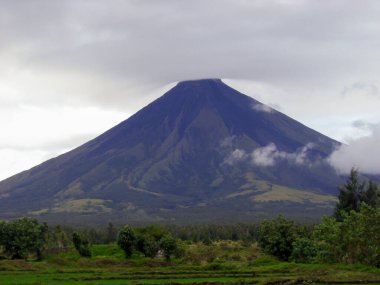 Mayon Dağı 18 Ocak 2012 'de Filipinler' de aktif bir volkan.