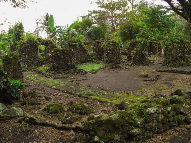 Filipinler 'de 18 Ocak 2012' de Legazpi yakınlarındaki tarihi ve yıkık dökük Cagsawa kalıntıları