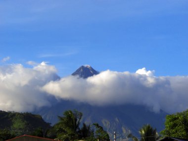 Mayon Dağı, 23 Ocak 2012 'de Filipinler' de aktif bir volkan.