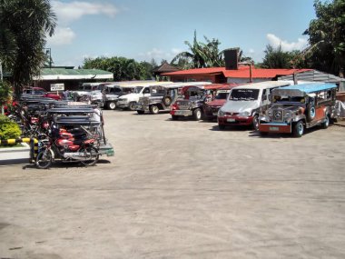 3 Kasım 2009 'da Filipinler' de Puerto Galerisi yakınlarında farklı araçlar park edilmiş.