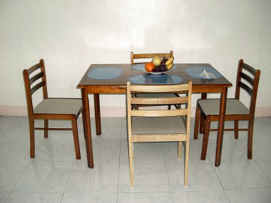 1 Ocak 2010 'da Filipinler' de üzerinde meyve olan boş sandalyeler.