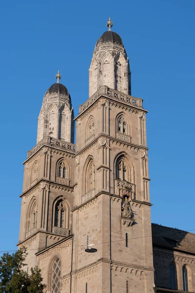 Zurich Suiza Septiembre 2021 Torres Majestuosa Iglesia Muenster Día Soleado — Foto de Stock
