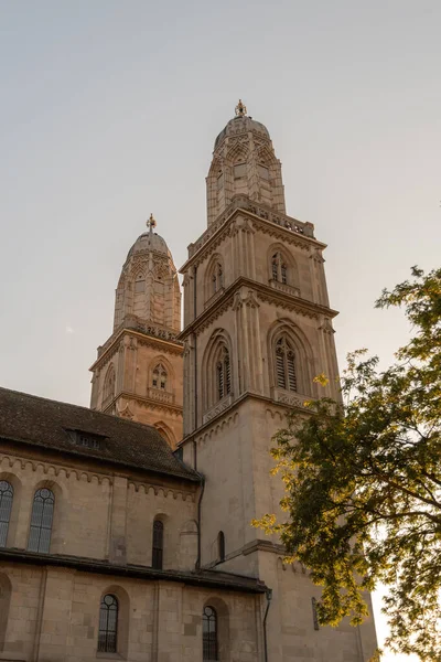 Цюрих Швейцария Сентября 2021 Башни Величественной Мюнстерской Церкви Солнечный День — стоковое фото