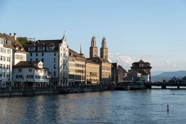 Zurych Szwajcaria Września 2021 Promenada Nad Rzeką Limmat Wieżą Kościoła — Zdjęcie stockowe