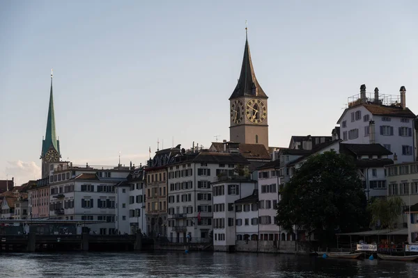 Curych Švýcarsko Září 2021 Promenáda Řeky Limmat Věží Kostela Pozadí — Stock fotografie
