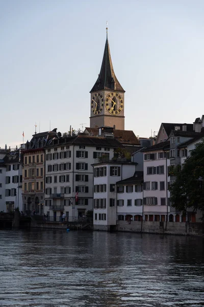 Curych Švýcarsko Září 2021 Promenáda Řeky Limmat Věží Kostela Pozadí — Stock fotografie