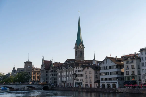 2021年9月4日 瑞士苏黎世 以一座教堂塔为背景的Limmat河长廊 — 图库照片