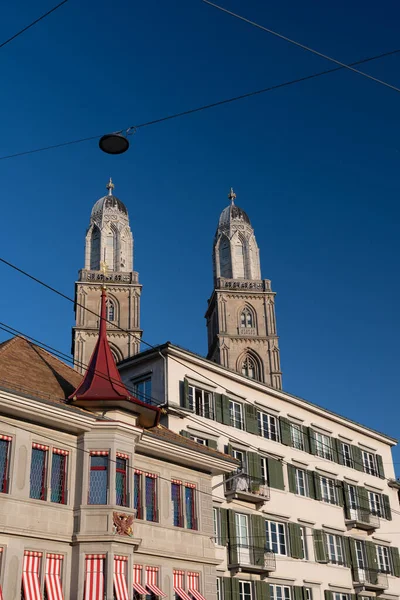 Zürich Schweiz September 2021 Tornen Den Majestätiska Muenster Kyrkan Solig — Stockfoto