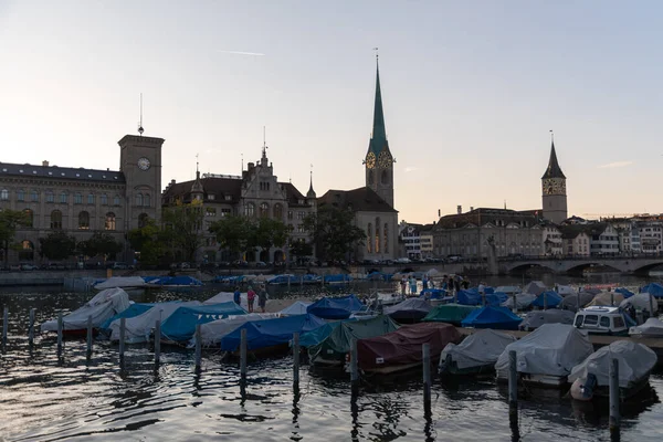 Zurich Swiss September 2021 Promenade Sungai Limmat Dengan Menara Gereja — Stok Foto