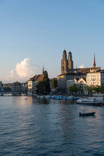 2021年9月4日 瑞士苏黎世 以一座教堂塔为背景的Limmat河长廊 — 图库照片