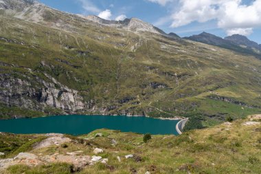 Vals, İsviçre, 21 Ağustos 2021 Bir Alp bölgesindeki Zervreila Gölü 'ndeki baraj manzarası