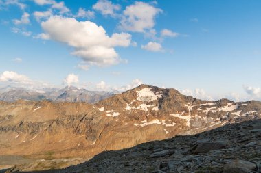 Vals, İsviçre, 21 Ağustos 2021 Fanellhorn 'un zirvesine giden yolda sersemletici dağ manzarası