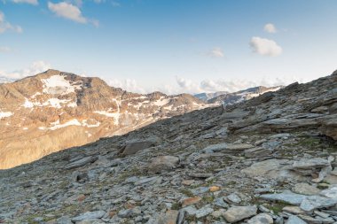 Vals, İsviçre, 21 Ağustos 2021 Fanellhorn 'un zirvesine giden yolda sersemletici dağ manzarası