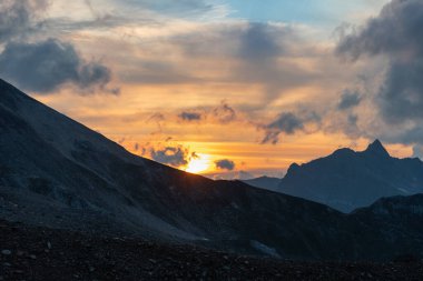 Vals, İsviçre, 21 Ağustos 2021 Fanellhorn Dağı 'nda renkli gökyüzü ile büyülü bir gün batımı