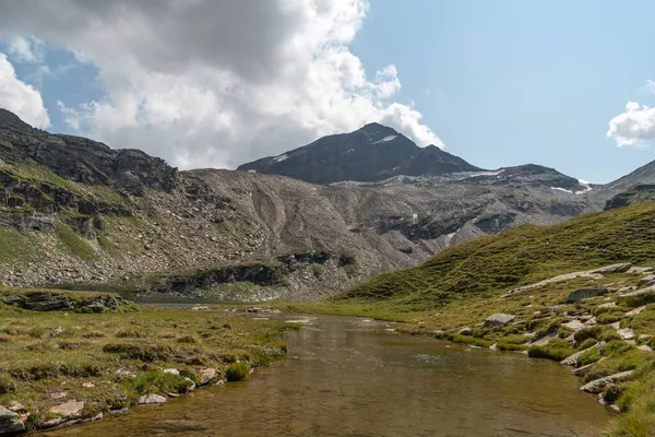 Vals Szwajcaria Sierpnia 2021 Szczyt Góry Fanellhorn Małym Alpejskim Jeziorem — Zdjęcie stockowe