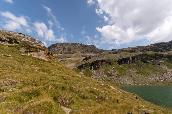 Vals Svizzera Agosto 2021 Piccolo Lago Montagna Una Giornata Sole — Foto Stock