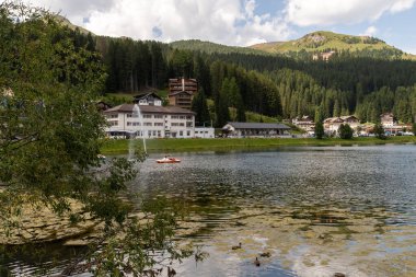 Arosa, İsviçre, 15 Ağustos 2021 Göl manzaralı sakin bir dağ manzarası