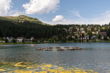 Arosa, İsviçre, 15 Ağustos 2021 Göl manzaralı sakin bir dağ manzarası