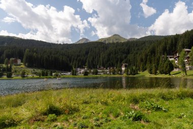 Arosa, İsviçre, 15 Ağustos 2021 Göl manzaralı sakin bir dağ manzarası