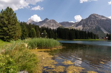 Arosa, İsviçre, 15 Ağustos 2021 Göl manzaralı sakin bir dağ manzarası