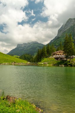 Appenzell, İsviçre, 13 Haziran 2021 Gökyüzünde kümülüs bulutlarıyla Seealpsee Gölü 'ne bakın