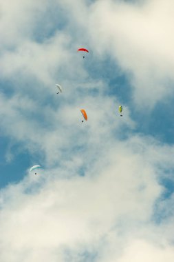 Appenzell, İsviçre, 13 Haziran 2021 İsviçre Alpleri üzerinde mavi gökyüzünde süzülüyor.