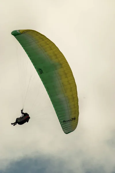 Appenzell Schweiz Juni 2021 Fallskärm Glider Den Blå Himlen Över — Stockfoto
