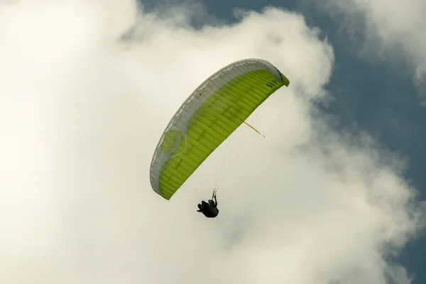 Appenzell Schweiz Juni 2021 Fallskärm Glider Den Blå Himlen Över — Stockfoto