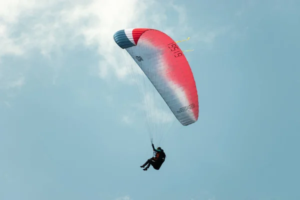 Appenzell Schweiz Juni 2021 Fallskärm Glider Den Blå Himlen Över — Stockfoto