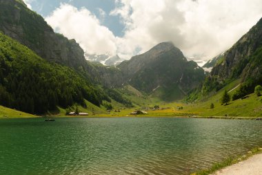 Appenzell, İsviçre, 13 Haziran 2021 Güzel Seealpsee arkaplanda görkemli dağlar bulutlu bir günde