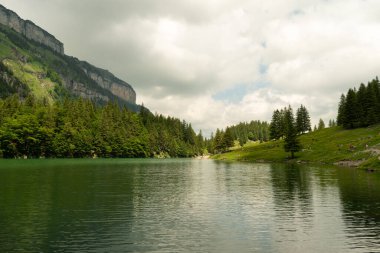 Appenzell, İsviçre, 13 Haziran 2021 Seealpsee Gölü 'nün muhteşem manzarası arasında