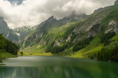 Appenzell, İsviçre, 13 Haziran 2021 Seealpsee Gölü 'nün muhteşem manzarası arasında