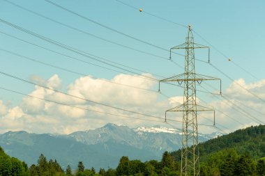 Oberriet, İsviçre, 13 Haziran 2021 Güneşli bir günde yüksek voltajlı elektrik kulesi