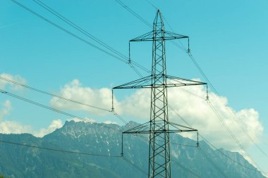 Oberriet, İsviçre, 13 Haziran 2021 Güneşli bir günde yüksek voltajlı elektrik kulesi