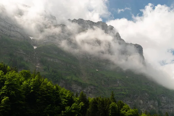 Appenzell Svizzera Giugno 2021 Vertice Sulle Alpi Circondato Nuvole Durante — Foto Stock