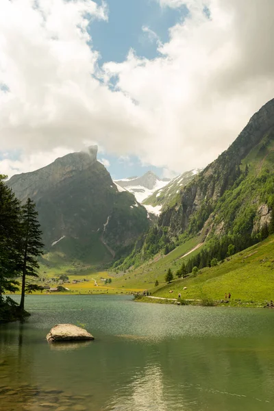 Appenzell Suiza Junio 2021 Bastante Seealpsee Con Las Majestuosas Montañas — Foto de Stock