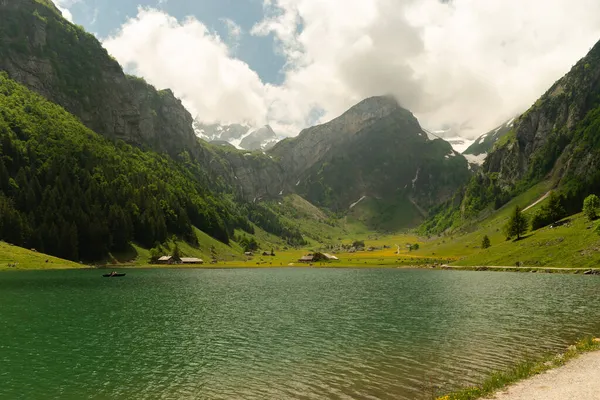 Appenzell Sviçre Haziran 2021 Güzel Seealpsee Arkaplanda Görkemli Dağlar Bulutlu — Stok fotoğraf
