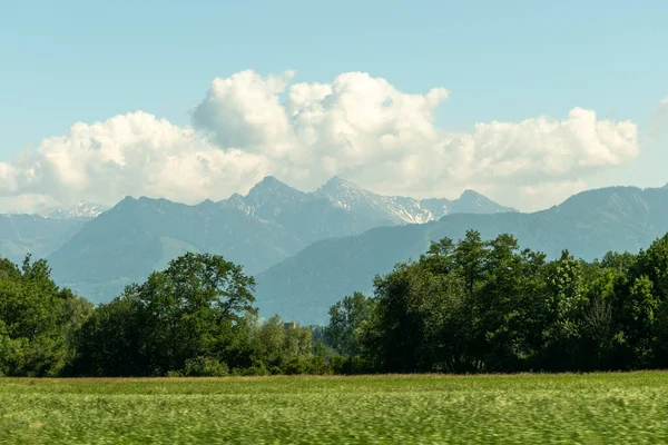 スイス オーバーリート2021年6月13日前面に緑のフィールドを持つ山の上に表示 — ストック写真