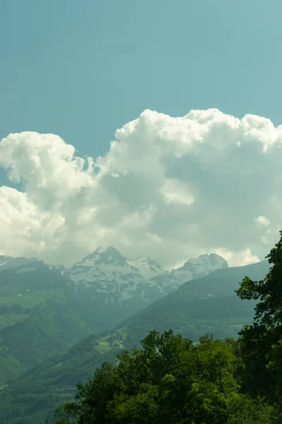 Оберрієт Швейцарія Червня 2021 Року Альпійські Краєвиди Пухкими Хмарами Сонячний — стокове фото