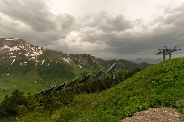 2021年6月20日 列支敦士登萨里斯 在多云的一天 太阳的收集者们在阿尔卑斯山的一片绿色草地上 — 图库照片