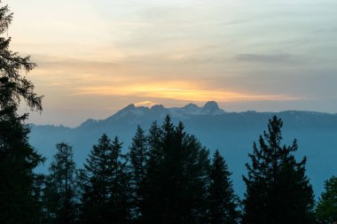 Gaflei, Lihtenştayn, 20 Haziran 2021 Gün batımından hemen sonra renkli bir gökyüzü ile Alplere bakın