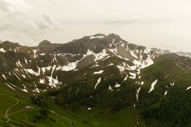 Sareis, Lihtenştayn, 20 Haziran 2021 Dağların üzerindeki bulutlu gökyüzü fantastik bir manzarayla