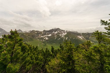 Sareis, Lihtenştayn, 20 Haziran 2021 Gökyüzünde bulutlar olan Alplerin muhteşem manzarası