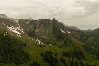 Sareis, Lihtenştayn, 20 Haziran 2021 Bulutlu bir günde dağ manzarası