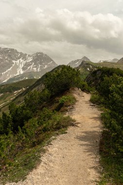 Sareis, Lihtenştayn, 20 Haziran 2021 Bulutlu bir günde dağ manzarası